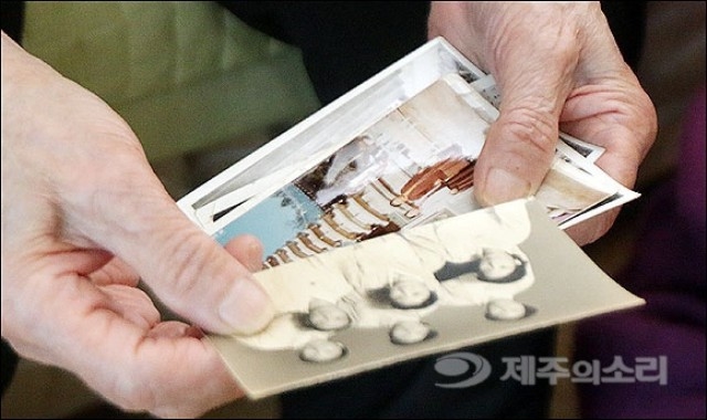 ▲ 인천에서 만난 제주4.3생존수형인 송순희(95) 할머니가 30대 시절 찍은 사진을 꺼내 보이며 4.3 당시 겪은 기구한 삶을 이야기하고 있다. ⓒ제주의소리(김정호)