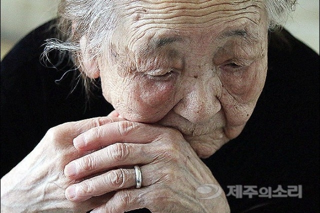 ▲ 제주4.3생존수형인 송순희(95) 할머니는 4.3 당시 모진 폭행과 고문을 겪은 뒤 전주형무소에 수감됐다. 그 곳에서 등에 업은 둘째를 먼저 떠나보냈다. 안동형무소로 이감된 후에는 옥중에서 셋째를 낳았다. 출소 후 재혼 했지만 죽은 줄만 알았던 남편이 살아 돌아왔다. ⓒ제주의소리(김정호)