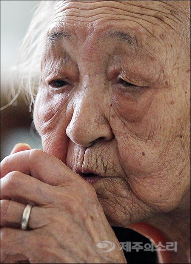 ▲ 제주4.3생존수형인 송순희(95) 할머니는 스물네살이던 1948년 4.3 당시 폭도로 내몰려 갖은 고문과 폭행을 당했다. 당시 뱃속에는 셋째딸, 등에는 세 살배기 둘째 딸이 업혀 있었다. ⓒ제주의소리(김정호)