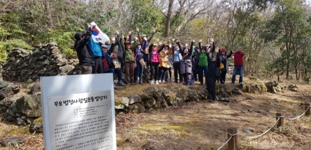 ▲ 제주작가회의(회장 이종형 시인) 회원 30여명은 지난 3월1일 3.1운동 100주년을 기념해 제주 최대 항일운동이 일어났던 법정사 터를 찾았다. 법정사 터에서 '대한민국 독립만세'를 외치는 모습. ⓒ제주의소리