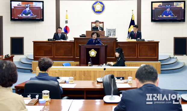 ▲ 12일 경남 창녕군 의회 제260회 임시회를 개회하고 제1차 본회의에서 신은숙 의원이 우포따오기 야생방사 홍보및 향후 대책에대한 5분 자유발언을 하고 있다. ⓒ창녕군 제공