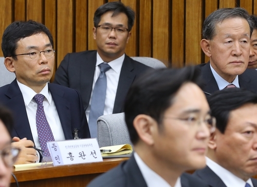 ▲ 국회에서 열린 '박근혜 정부의 최순실 등 민간인에 의한 국정농단 의혹 사건 진상 규명을 위한 국정조사 특별위원회'에 참석한. 이승철 부회장(뒷줄 왼쪽). ⓒ연합뉴스