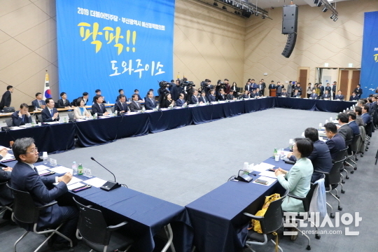 ▲ 13일 오전 11시 부산항국제여객터미널에서 열린 부산시와 더불어민주당과의 예산정책협의회 모습. ⓒ프레시안