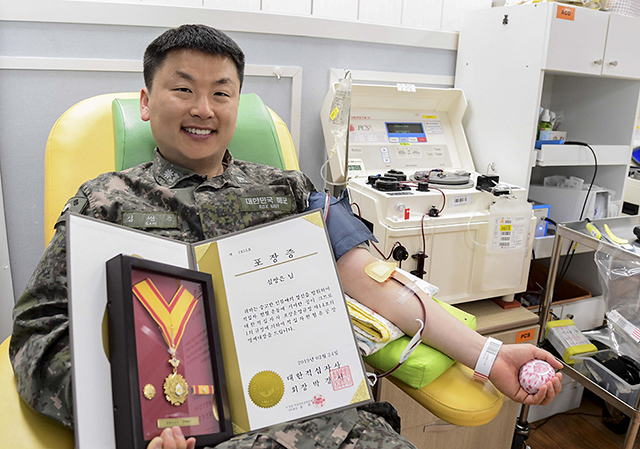 ▲13일 심쌍은 소령이 201번째 헌혈을 하고 있다. ⓒ해군1함대