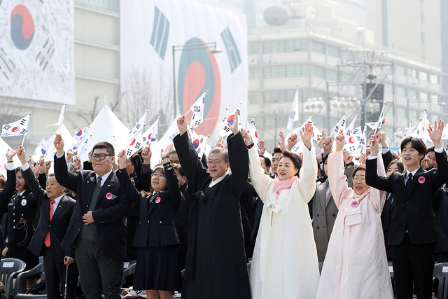 ▲ 문재인 대통령이 1일 제100주년 3.1절 기념식이 열린 광화문 광장에서 만세삼창을 하고 있다. ⓒ청와대