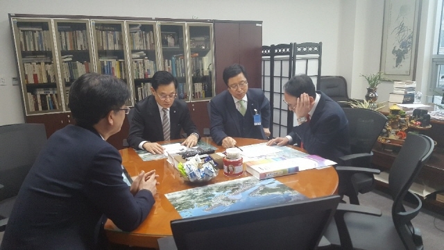 ▲ 지난 13일 국회를 방문해 도시철도 무임승차비용 국비지원을 요청하는 부산교통공사 이종국 사장과 자유한국당 김도읍 의원. ⓒ부산교통공사