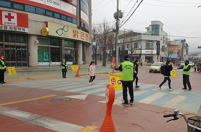 ▲영월읍 초등학교 스쿨존 교통지원. ⓒ영월군