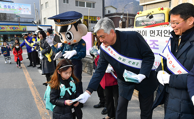 ▲15일 정선초등학교 주변에서 어린이 교통안전 캠페인을 펼치고 있는 최승준 정선군수. ⓒ정선군