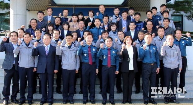 ▲경남지방경찰청 김창룡 청장이 15일 밀양경찰서를 방문해 치안소통 현장간담회를 갖고 직원들과 기념 촬영 장면ⓒ밀양경찰서 제공