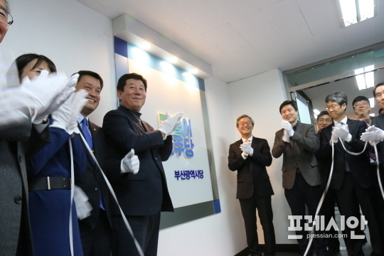 ▲ 지난 2월 16일 오후 2시 부산 연산동 부원사옥 8층 더불어민주당 부산시당사에서 열린 새 당사 개소식 모습. ⓒ프레시안