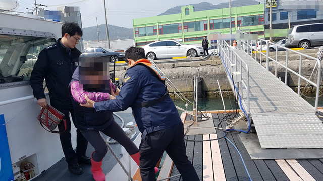 ▲ 15일 소경도 해상에서 어선과 어획물운반선이 충돌하는 과정에서 선원1명이 부상을 당해 해경에 긴급구조 되고 있다.ⓒ여수해양경찰서