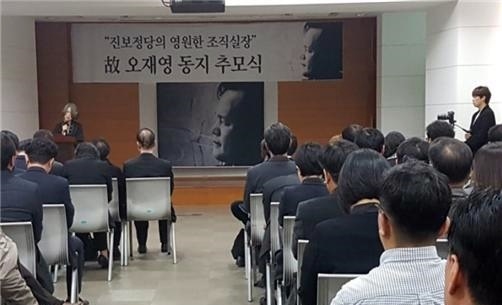 ▲ 추모식에서 인사말을 하고 있는 오재영의 부인 권신윤씨.