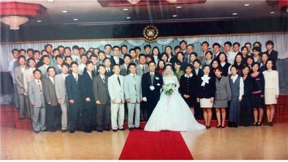 ▲ 1996년 10월 3일 오재영과 권신윤의 결혼식 사진 (※ 오재영의 왼쪽 옆에 있는 사람은 그의 외교학과 2년 선배이자 학생운동 알피(RP)였던 강경성. 공교롭게도 2주기 추모식이 열린 2019년 3월 16일은 전북 김제 심포에서 한국정치연구회 회원들을 중심으로 강경성 14주기 추모식이 열린 날이기도 했다. 강경성은 2005년 3월 15일 중국 베이징에서 불의의 교통사고로 세상을 떠났다.)