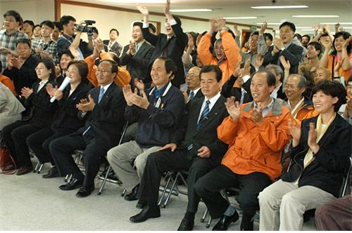 ▲ 2004년 4월15일 저녁, 총선결과가 발표되면서 민주노동당 개표상황실은 축제분위기에 휩싸였다. 기획조정팀 구성원 가운데 문명학, 황이민의 얼굴이 보인다. ⓒ민주노동당