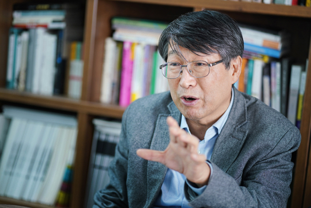 ▲ 반병률 한국외국어대 교수는 1919년 4월 상하이에서 출범한 '상하이 임정'이 아니라, 같은 해 9월에 상하이에서 출범한 '통합임시정부'에서 한국 정부의 뿌리를 찾아야 한다고 했다. ⓒ프레시안(최형락)