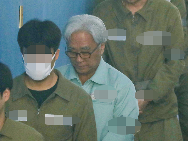 ▲ 극단원 상습성폭력 혐의를 받는 이윤택 전 연희단거리패 예술감독이 26일 오전 서울 서초구 서울고등법원에서 열리는 2심 속행 공판 출석을 위해 호송차에서 내려 법정으로 향하고 있다. ⓒ연합뉴스