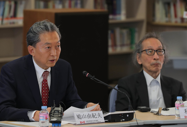 ▲ 지난 3월 29일 서울에서 열린 한일 관계의 새로운 100년을 모색하는 대화 모임에서 발제하는 하토야마 유키오 전 일본 총리, 와다 하루키 도쿄대학 명예교수(왼쪽부터) ⓒ연합뉴스