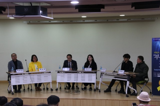 ▲ 4월 9일 국회 의원회관에서 열린 세월호 참사 5주기 다큐멘터리 상영회 및 대담회. (왼쪽부터) 박봉남 독립PD 감독, 정부자 故 신호성 학생 어머니, 박주민 민주당 최고위원, 생존 학생 최민지 씨, 이승준 감독, 잠수사 황병주 씨. ⓒ박주민 의원실.