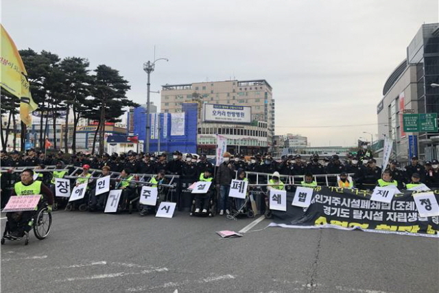 ▲ 장애인에 대한 인권 침해가 일어난 성심동원 폐쇄 및 '장애인 거주시설 폐쇄법' 제정을 요구하는 경기장애인차별철폐연대 활동가들. ⓒ전국장애인차별철폐연대