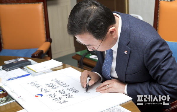 ▲강석주 통영시장이 챌린지 캠페인에 참여하고 있다. ⓒ통영시