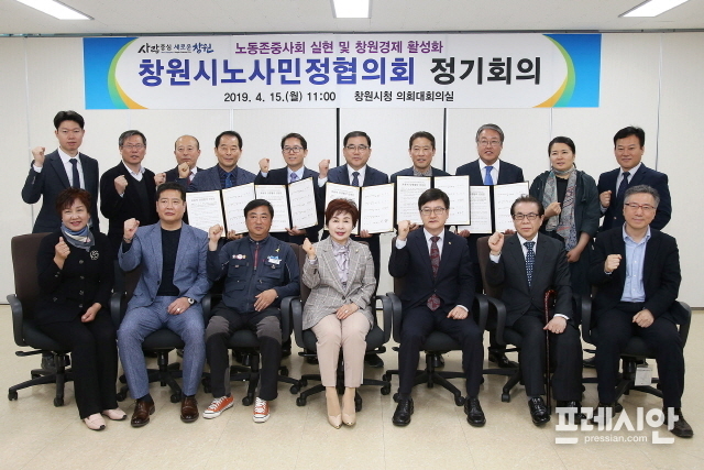 ▲15일 창원시노사민정협의회 정기회의에 참석한 노사발전재단 이남우 경남사무소장, 고용노동부 최대술 창원지청장, 허성무 창원시장, 한국노총마산지부 유형준 의장, 창원상공희의소 손무곤 사무처장(왼쪽부터). ⓒ창원시