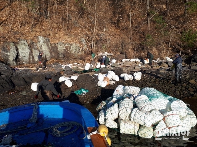▲창원시는 15일 경남도내 최초로 '깨끗한 800리 바닷길 만들기 조례’를 제정해 공포했다. ⓒ창원시