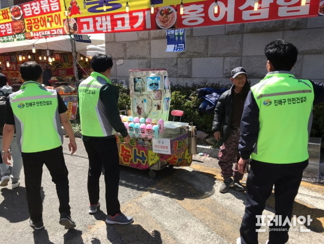 ▲창원시가 진해군항제 기간 동안 시민 불편 해소를 위해 실시한 '민원경보' 선제적 대응이 행사 기간동안 상당한 기여를 한 것으로 나타났다. ⓒ창원시