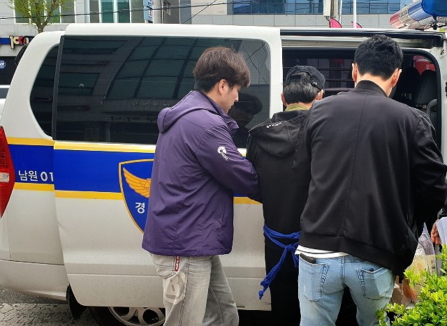 지난 19일 오전 경찰이 현장 검증을 위해 김씨를 차에 태우고 있다. ⓒ이경민 기자