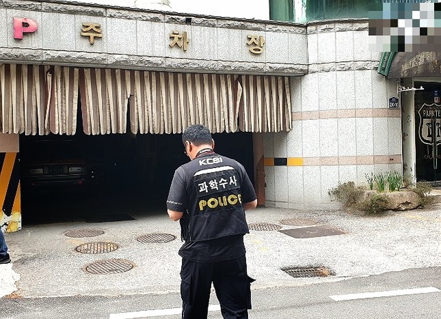 19일 오전 경찰이 숨진 A씨가 발견된 모텔을 찾아 현장 검증을 하고 있다. ⓒ이경민 기자