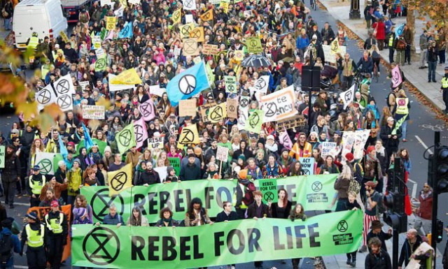 ▲ 런던 중심가를 점거한 멸종저항 시위대. ⓒClimate & Capitalism 웹사이트