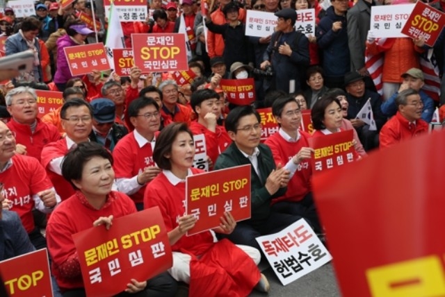 ▲ 자유한국당은 4월 27일 '패스트트랙'에 반대하며 서울 광화문광장에서 장외 투쟁을 벌였다. ⓒ연합뉴스