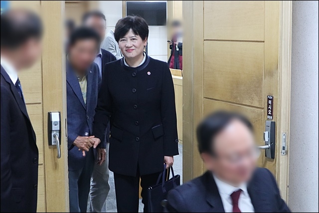 ▲ 항소심 결심 공판 후 재판장을 나서는 강은희 대구교육감(2019.5.2) 평화뉴스(김영화)