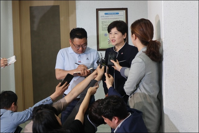 ▲ 항소심 선고 후 입장을 밝히는 강은희 대구교육감(2019.5.13) 평화뉴스(김영화)