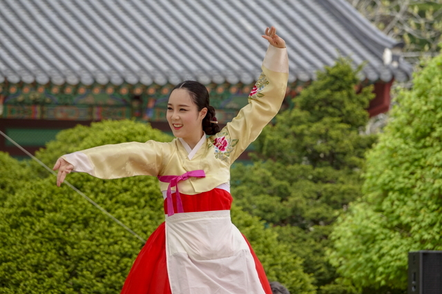 ▲12일 ‘마음愛 자비를, 세상愛 평화를’ 주제로 한 월정사 봉축 법요식에서 많은 불자들은 자비와 평화를 기원하며 불가의 진리를 되새겼다. ⓒ프레시안(박준욱)