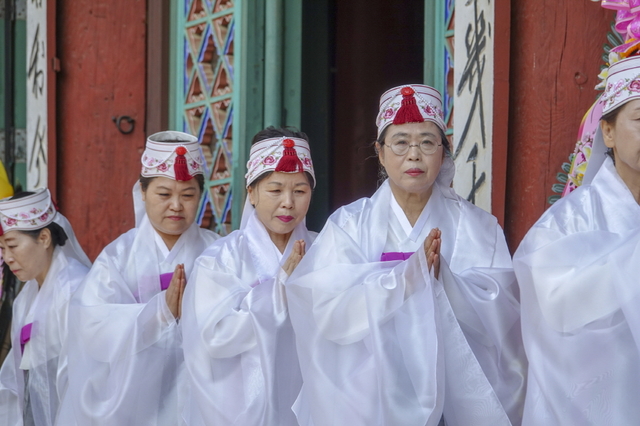 ▲12일 ‘마음愛 자비를, 세상愛 평화를’ 주제로 한 월정사 봉축 법요식에서 많은 불자들은 자비와 평화를 기원하며 불가의 진리를 되새겼다. ⓒ프레시안(박준욱)