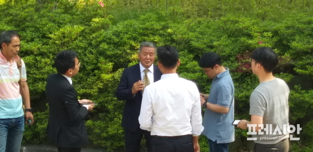 ▲기자회견 중 쉬는 시간을 활용해 기자들과 얘길 나누고있는 허장환 전 505보안대 수사관 ⓒ프레시안(박호재)