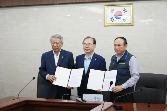 ▲ 15일 오전 4시 50분쯤 부산 버스노동조합과 부산시 버스운송사업조합이 주 52시간 근무제 도입과 임금인상 등에 대한 합의안을 작성하고 오거돈 부산시장과 함께 기념사진을 촬영하고 있다. ⓒ부산시