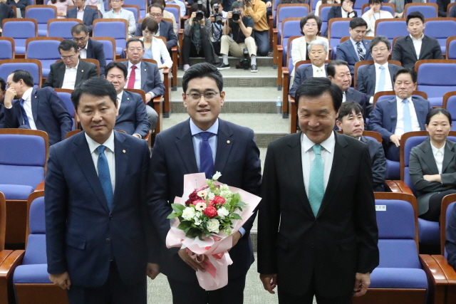 ▲15일 국회에서 열린 바른미래당 의원총회에서, 신임 원내대표로 당선된 오신환 의원이 김관영 전 원내대표, 손학규 대표와 기념촬영을 하고 있다. 꽃다발을 든 오 신임 원내대표는 미소를 지었고, 손 대표 얼굴에는 그늘이 졌다. 김 전 원내대표는 얼굴 한 쪽이 일그러졌다. ⓒ연합뉴스