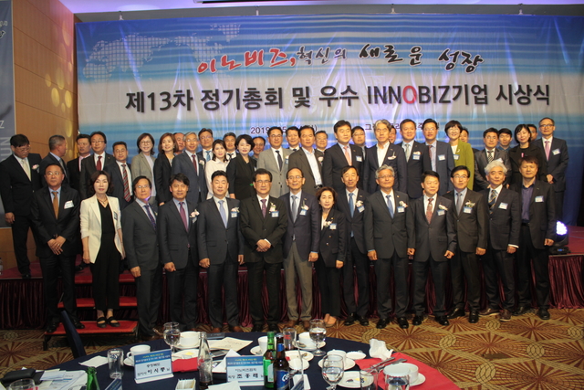 지난 14일 열린 충북이노비즈협회 제13차 정기총회 및 우수이노비즈기업 시상식에서 각종 상을 수상한 수상자들이 내빈들과 함께 기념촬영을 하고 있다 ⓒ프레시안(김규철)