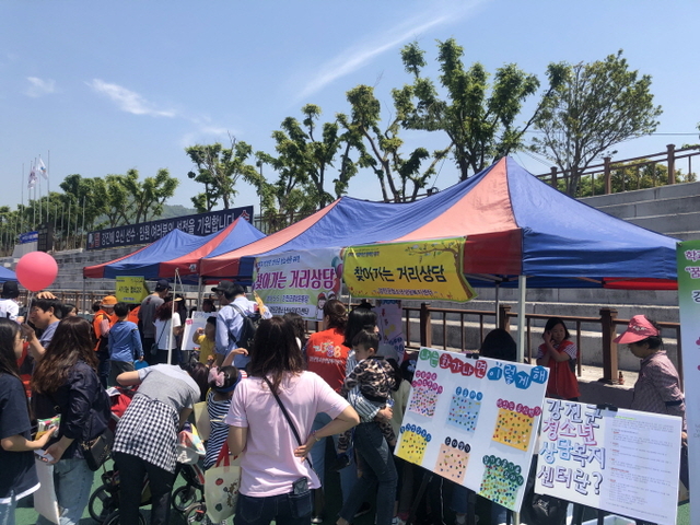 ▲강진군청소년상담센터 직원들이 제24회 청자골 어린이날 한마당 잔치 행사장에서 찾아가는 거리상담 부스를 운영하고 있다. ⓒ강진군
