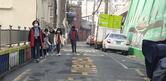 ▲ 학교 주변 어린이보호구역에 보행로가 없는 도로 통행 모습. ⓒ부산시