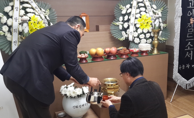 ▲ 서울시 영등포구의 한 장례식장에서 진행된 '서울시 저소득시민 장례'에 참석한 서울시 관계자가 고인의 영전에 술을 올리고 있습니다. ⓒ부용구