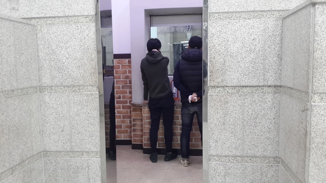 ▲ 아버지를 떠나보내고 오열하는 아들. ⓒ부용구