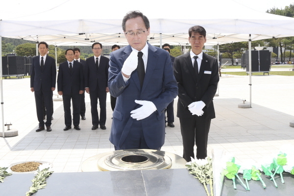 송하진도지사와 전북도청 간부공무원들이 16일 광주광역시 국립 5.18 민주묘지를 찾아 참배하고 민주 영령들의 넋을 기리고 있다. ⓒ전북도