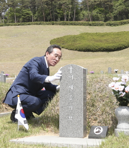 송하진도지사와 전북도청 간부공무원들이 16일 광주광역시 국립 5.18 민주묘지를 찾아 참배하고 5.18 민주화운동 첫 희생자인 전북 김제 출신인 이세종 열사 묘역을 둘러보고 있다. ⓒ 전북도