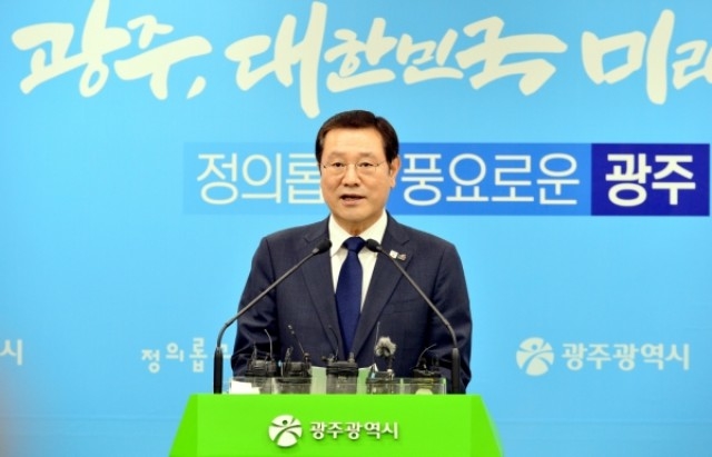 ▲ 이용섭 광주광역시장이 16일 오전 시청 5층 브리핑룸에서 5·18민주화운동 39주기를 맞아 5·18 진상규명과 특별법 제정을 촉구하는 성명을 발표하고 있다. ⓒ광주광역시