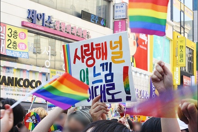 ▲ 10주년 대구퀴어축제 당시 동성로를 수 놓은 무지개 깃발(2018.6.23) ⓒ평화뉴스(김영화)
