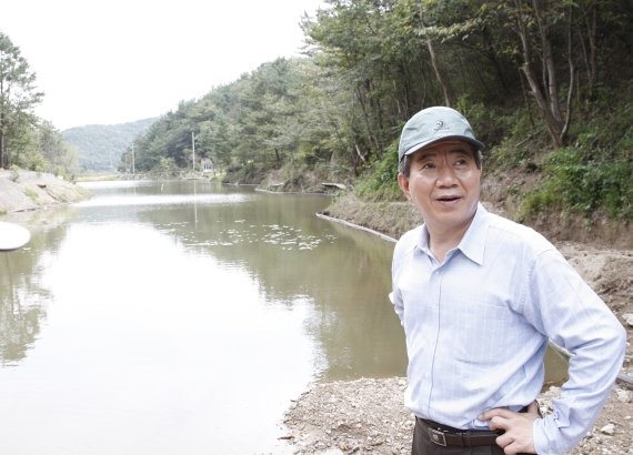 ▲ 노무현 전 대통령 10주기인 23일 노 전 대통령의 전속 사진사였던 장철영 씨가 청와대 재임과 퇴임 시 찍었던 대통령의 일상생활을 비롯한 미공개 사진 50여 점을 연합뉴스에 공개했다. 사진은 2007년 9월 김해 진영읍 봉하산 등산 중 저수지 근처에서 휴식을 취하는 모습. ⓒ연합뉴스