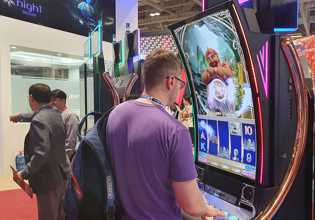 ▲지난 21일 'G2E ASIA 2019' 행사장의 강원랜드 부스를 방문한 참관인이 화면이 선명한 알라딘 게임에 몰두하고 있다. ⓒ프레시안(홍춘봉)