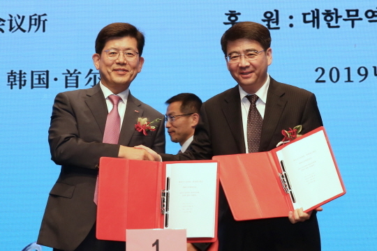 ▲ 지난 27일 오후 서울 신라호텔에서 열린 BNK부산은행과 중국 난징시의 난징지점 개설을 위한 상호협력 강화 업무협약 체결 모습. ⓒ부산은행